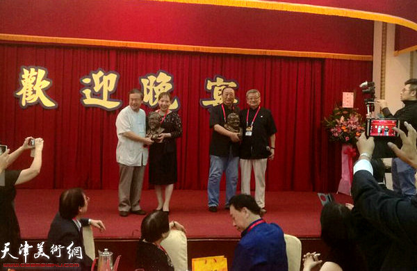 窦金彪老师将自己的雕塑作品赠送给李沃源、楼震宇。