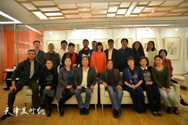 王刚与来宾们在MVG艺术画廊。