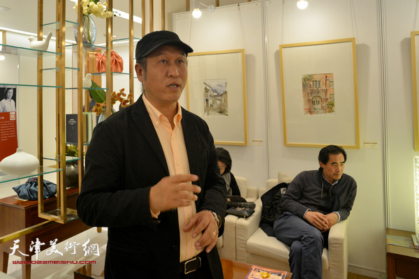 王刚在画展上谈自己的创作。