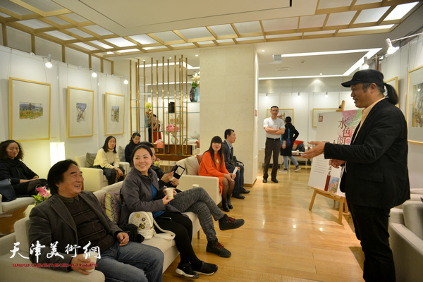 王刚在画展上与嘉宾互动交流。