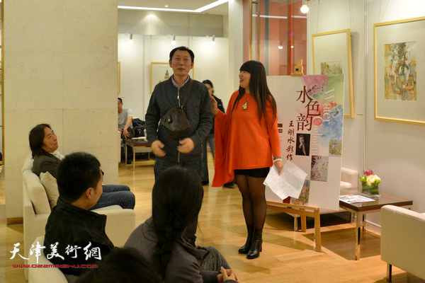 天津人民美术出版社编辑室主任张元盛谈王刚水彩作品的观感。