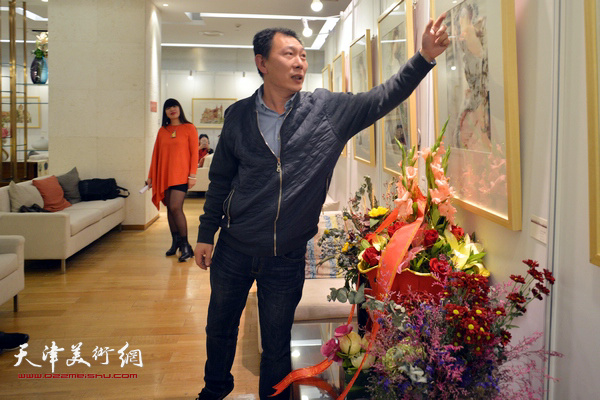 天津人民美术出版社编辑室主任张元盛谈王刚水彩作品的观感。