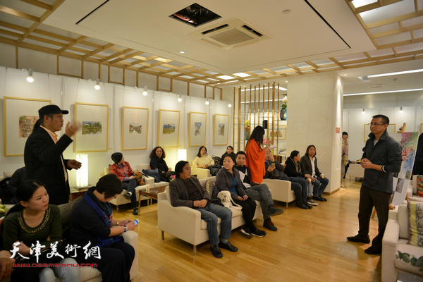 王刚与谭立明在画展上开展艺术讨论。