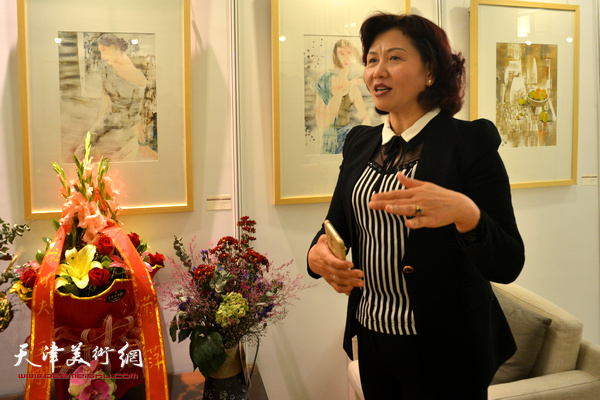 嘉宾张菊萍在画展上发表艺术见解。