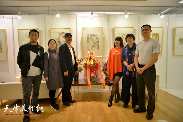左起：耿天宇、李萌、王刚、肖冰、瞿文、谭立明在画展现场。