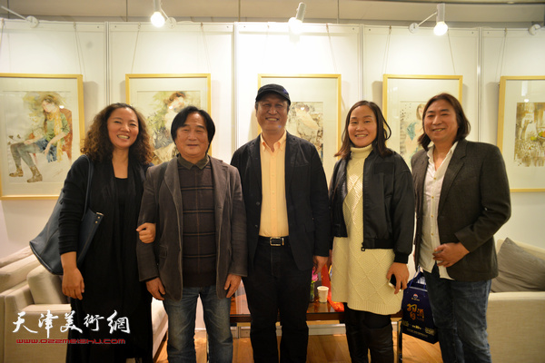 左起：陶香莲、陈重武、王刚、谢红、杨亦谦在画展现场。