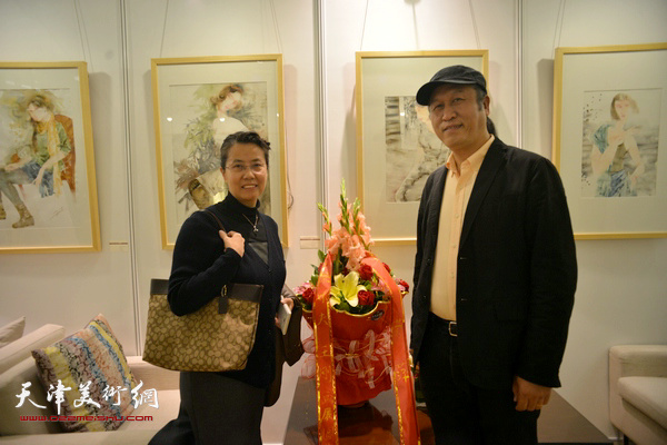王刚、杨晓梅在画展现场。