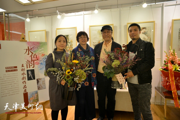 王刚、瞿文、耿天宇、李萌在画展现场。