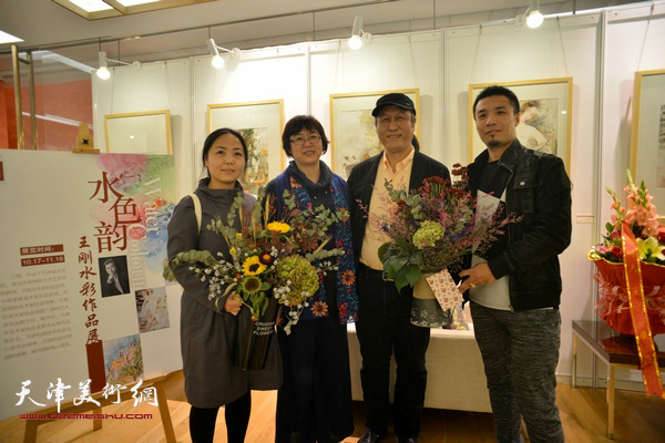 王刚、瞿文、耿天宇、李萌在画展现场。