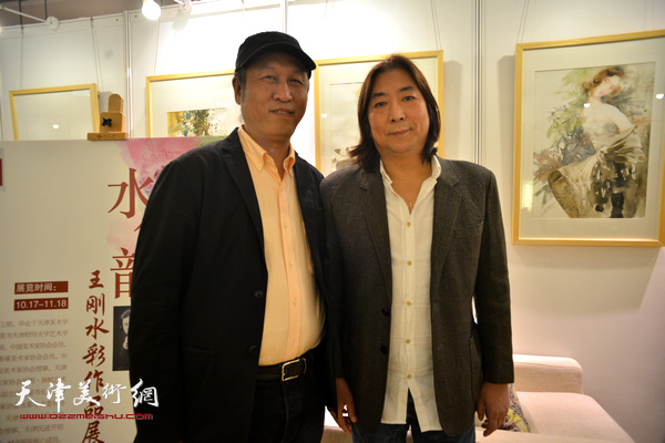王刚、杨亦谦在画展现场。