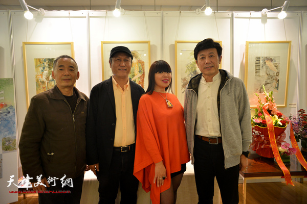 王刚、肖冰、张鹰、刘轶在画展现场。