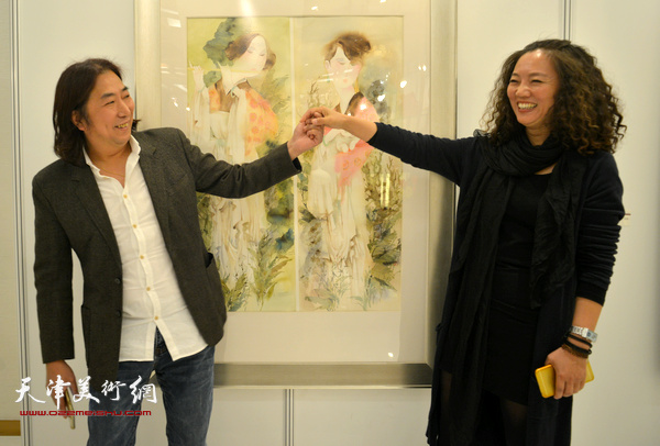 杨亦谦、陶香莲在画展现场“闻画起舞”。