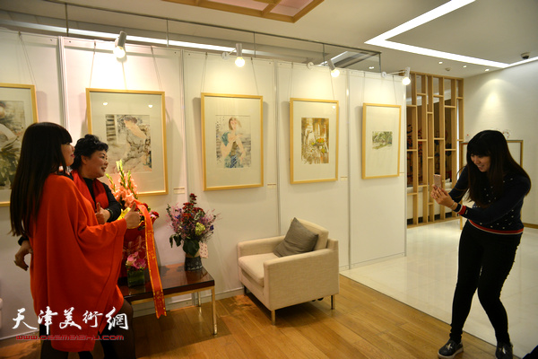 “水·色·韵—王刚水彩作品展”10月24日在银河广场乐天百货MVG艺术画廊开幕。