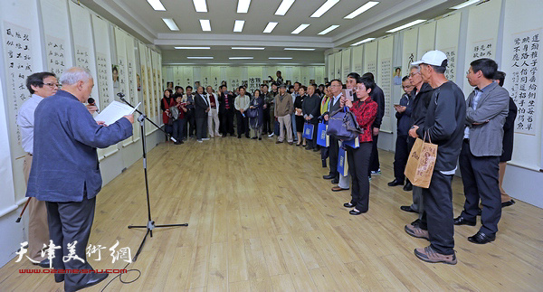 “顾志新师生暨道友诗联书印合璧展”日前在天津市美术馆开幕。