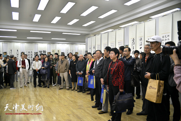 “顾志新师生暨道友诗联书印合璧展”在天津市美术馆举行。