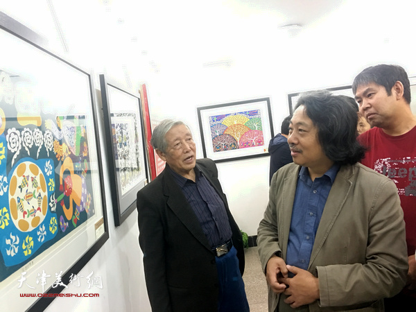 天津画院画家参观北辰区现代民间绘画展