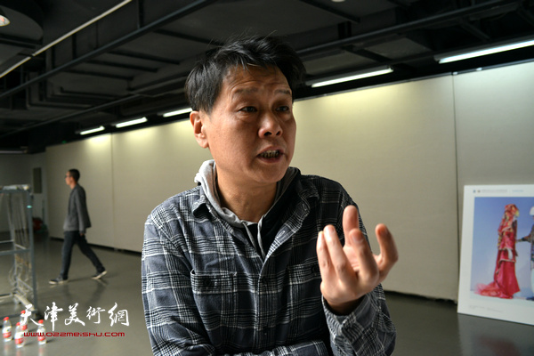 马元接受天津美术网采访。