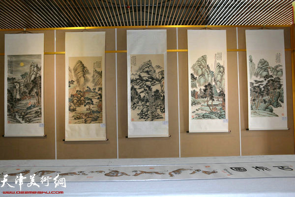 图为展览现场展出的高凤楼展品。