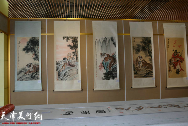 图为展览现场展出的高凤楼展品。