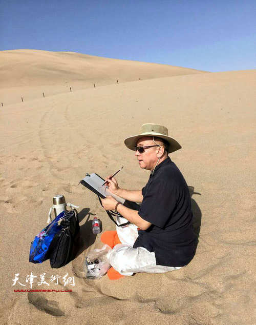 贾冰吾在大漠写生。