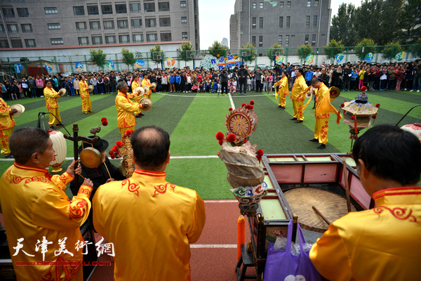 国家级非遗项目挂甲寺庆音法鼓在校园表演。