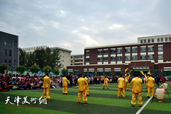 国家级非遗项目挂甲寺庆音法鼓在校园表演。