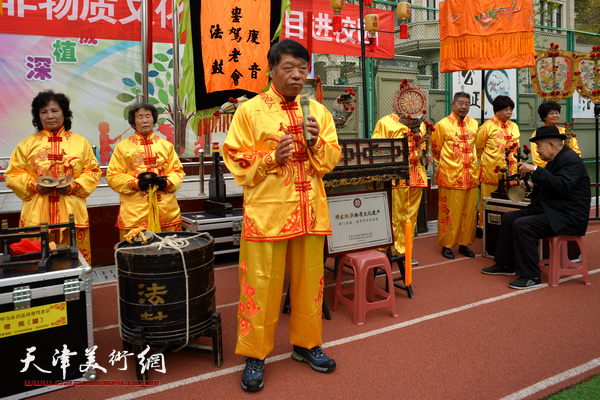 法鼓銮驾老会会长介绍挂甲寺庆音法鼓的历史传承。