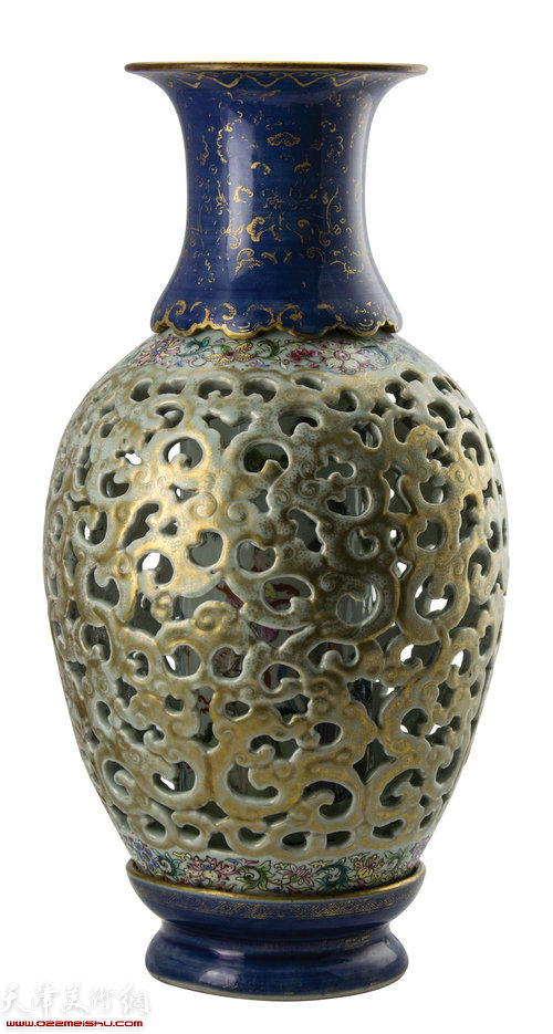 清乾隆 青釉描金鏤空夔鳳紋內粉彩八仙人物轉心瓶 (46.3cm Height) A FAMILLE ROSE RETICULATED REVOLVING VASE QING DYNASTY QIANLONG PERIOD