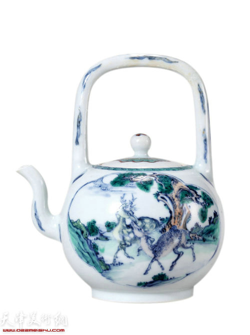 清 雍正早期 鬥彩松鹿高士圖提梁壺 (17cm Height) AN EXTREMELY RARE AND FINELY PAINTED DOUCAI EWER QING DYNASTY YONGZHENG PERIOD