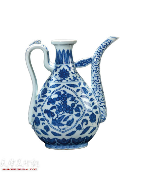 清道光（官）青花三多紋執壺 (26.8cm Height) A MiING-STYLE BLUE AND WHITE PEAR-SHAPED EWER QING DYNASTY DAOGUANG MARK AND OF THE PERIOD