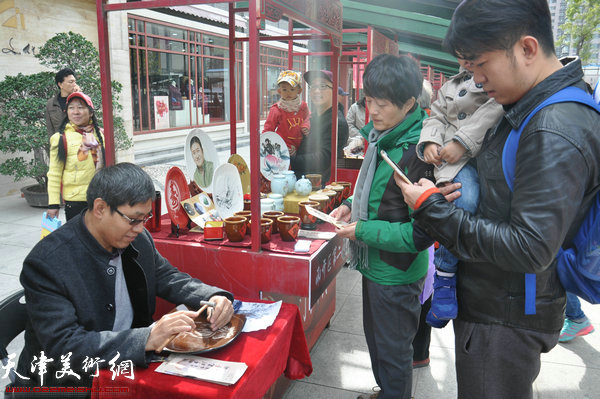 陈起平“陈氏刻瓷”绝活展示。