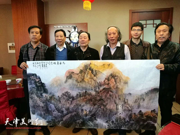 画家共同创作山水画《九华晨晖》，左起：徐庆举、杨利民、向中林、王作飞、柳河、任庆明。