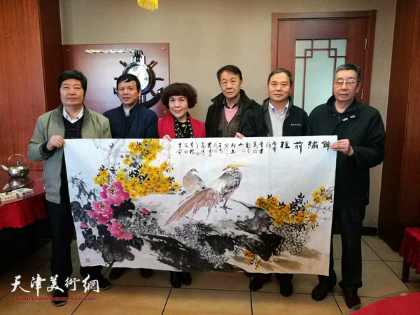 画家们共同创作花鸟画《锦绣前程》。左起：王惠民、李根友、史玉、赵玉山、邢立宏、曹剑英。