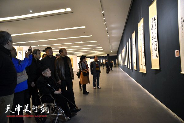 孙伯翔、窦宝铁、任云程、王树秋在观看展出的作品。