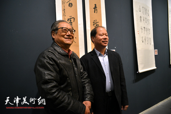 周志高、李锋在展览现场。