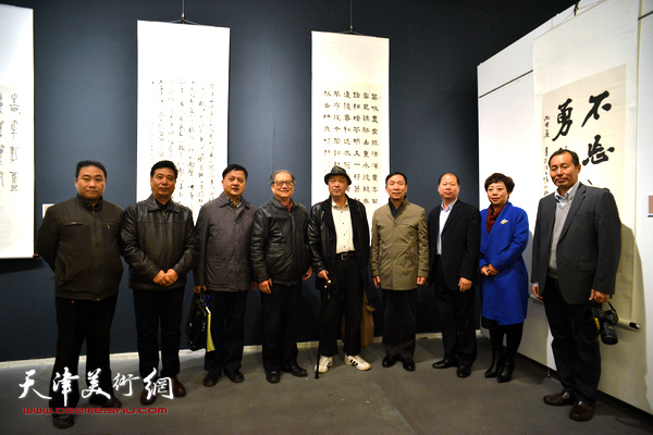 张建会、周志高、顾志新、李锋以及部分津沪参展作者在展览现场。