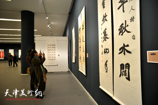 “天津-上海书法交流展”在天津美术馆开幕。