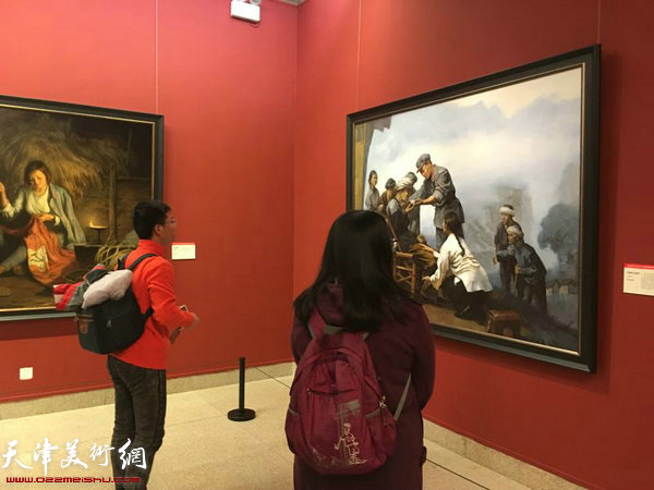 《红军医生龙思泉》在中国美术馆展出。
