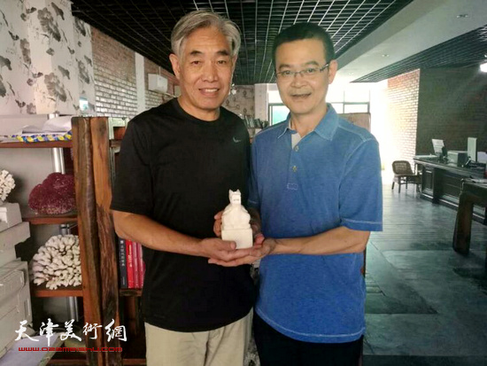 花鸟画家刘金标在海南省三亚市收李伟为徒。