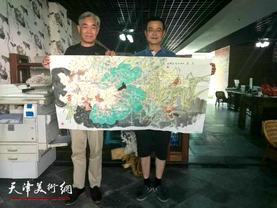 刘金标把自己的中国画作品赠与学生李伟。