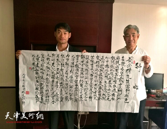 学生张帅将自己书写的“拜帖”赠给老师刘金标。