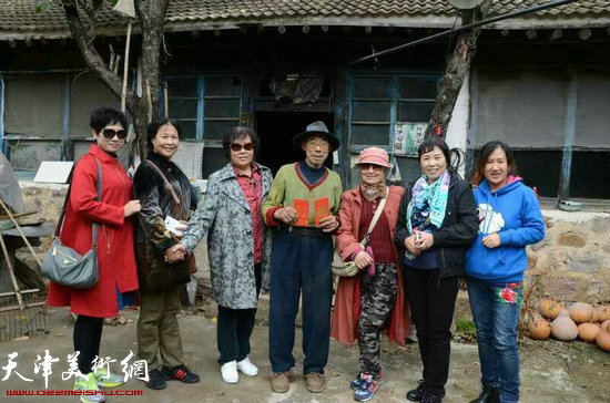 写生团成员左起石国兰、单国钧、高英、梁鸣山、吴薇、高惠芳、陈迎娣