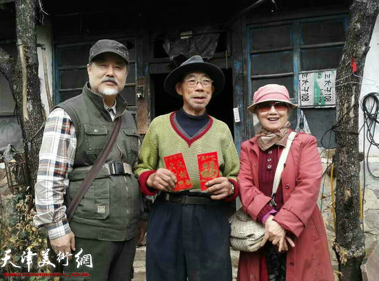 写生团成员张树德、吴薇与80多岁孤寡老人梁鸣山