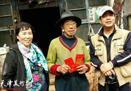 写生团成员张志德、高惠芳与孤寡老人梁鸣山。