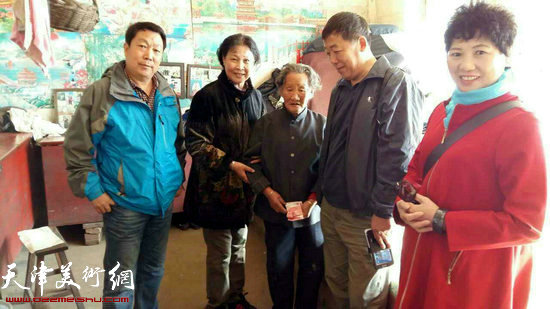 写生团成员王志毅、单国钧、孙敬山、石国兰与88岁老奶奶