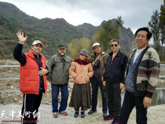 写生团成员左起张志德、张树德、吴薇、郑爱民、房国文、于连水在蓟县写生基地。