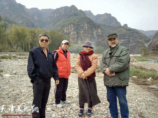 写生团成员，左起：房国文、张志德、吴薇、张树德在写生基地。