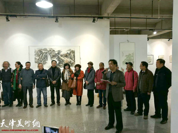 “艺海扬帆—2016画讯俱乐部优秀会员十人展”开幕式现场。