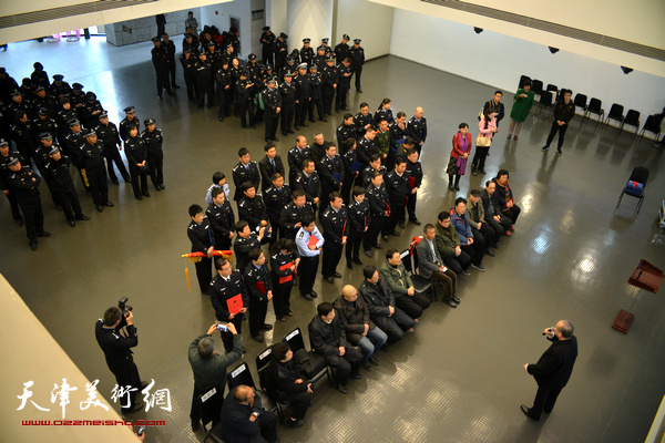 全国公安美术作品《剑胆琴心》主题展暨首届美术高研班结业典礼在天津举行。