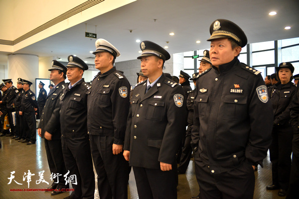 天津公安系统书画家刘振江、曹善华、于振豹、王巍在开幕仪式上。